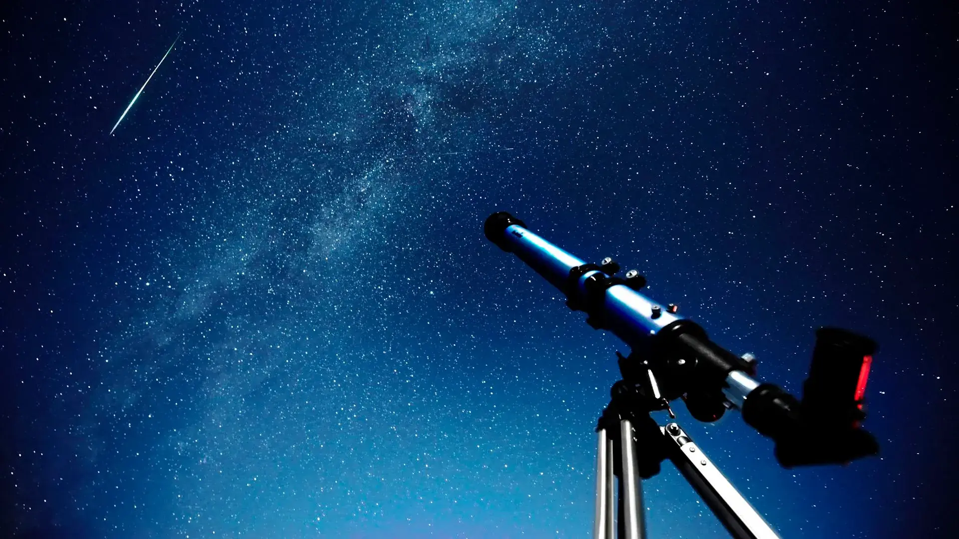 Pessoa observando as estrelas